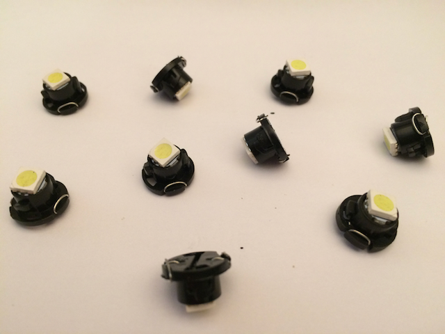 T4.7 LED BLANC 12V socle NOIR VOYANT
